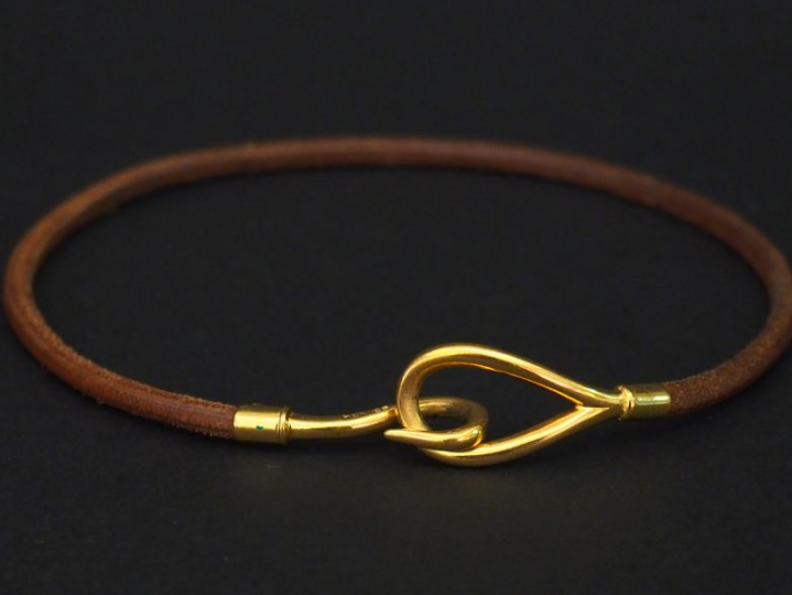 	HERMES, Paris.  Collier ras de cou modèle Jumbo en cuir naturel. Ferm