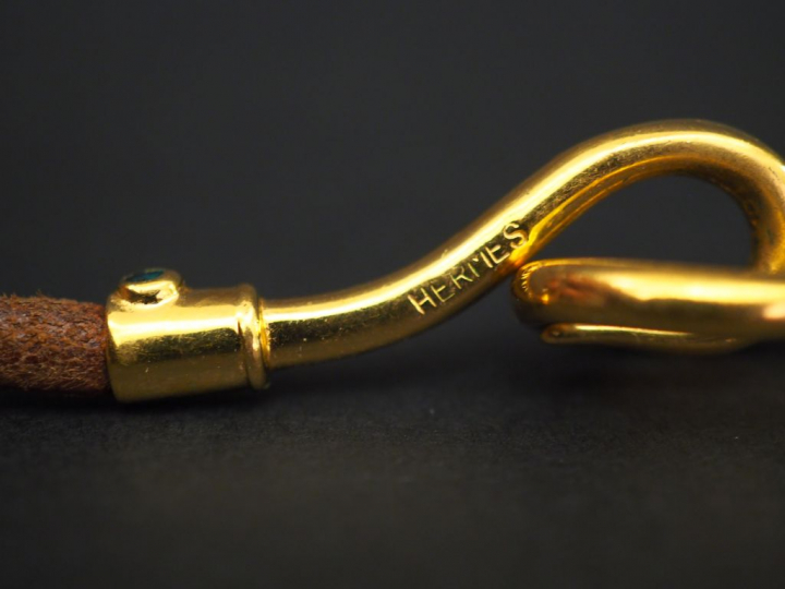 	HERMES, Paris.  Collier ras de cou modèle Jumbo en cuir naturel. Ferm