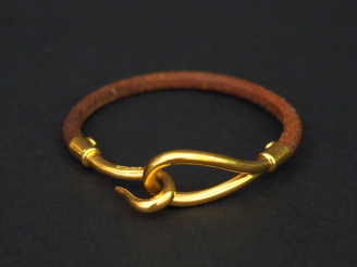 Vente aux enchères HERMES, Paris. Bracelet modèle Jumbo en cuir naturel.  Fermoir en méta