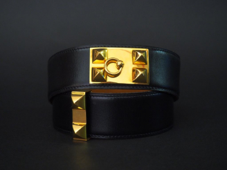 Vente aux enchères HERMES, Paris. Ceinture en cuir noir, modèle « Collier de chien », à d