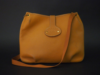 Vente aux enchères HERMES, Paris. Sac bandoulière en cuir grainé fauve, modèle "Rodéo". F