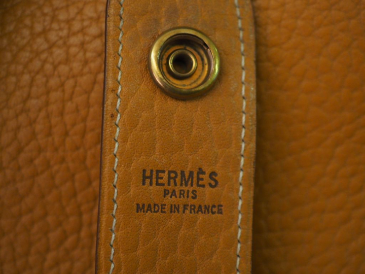 HERMES, Paris. Sac bandoulière en cuir grainé fauve, modèle "Rodéo". F