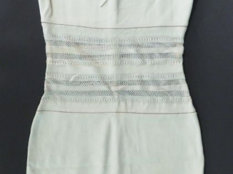 Vente aux enchères ALAÏA.  Robe fourreau ajourée de couleur ivoire. Fermeture éclair au d