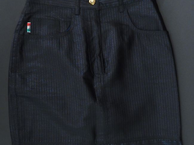 MOSCHINO.  Jupe en tissu noir brillant. Trois poches à l’avant et deux