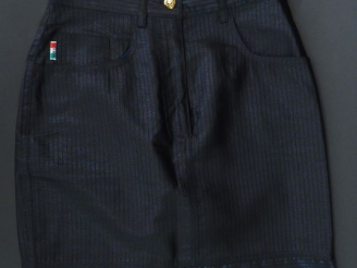 Vente aux enchères MOSCHINO.  Jupe en tissu noir brillant. Trois poches à l’avant et deux
