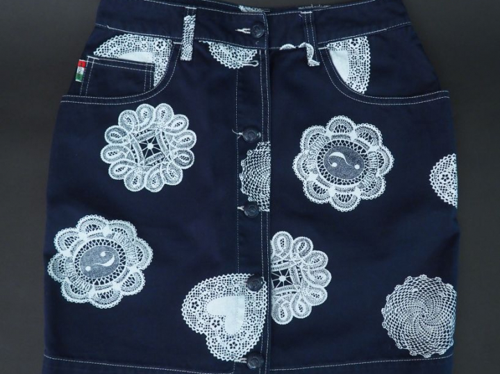 	MOSCHINO Jupe bleu marine, à décor de rosaces blanches. Ouverture à l