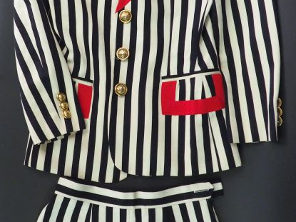 	MOSCHINO Cheap and chic. Tailleur en tissu rayé crème et noir à galon