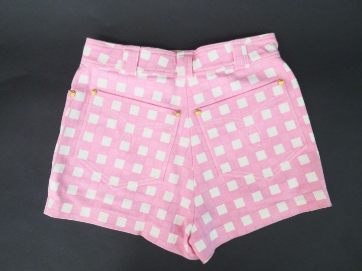 	Gianni VERSACE Mini-short vichy rose. Deux poches à l’avant et à l’ar