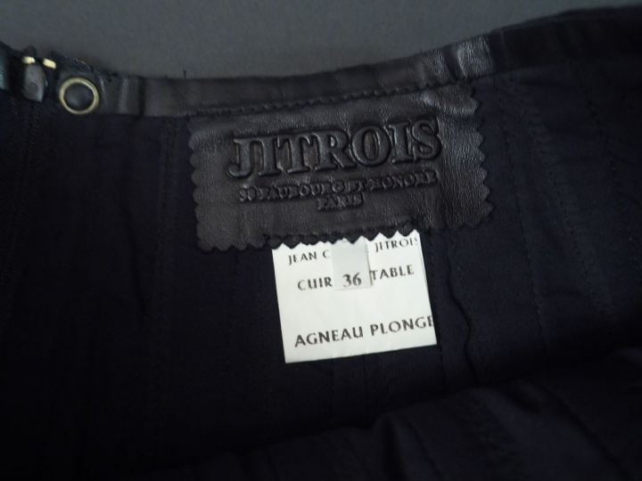 Jean-Claude JITROIS Mini-jupe plissée en cuir noir. Fermeture à l’arri