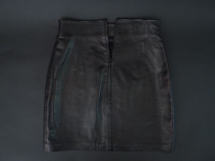 	Jean-Claude JITROIS Jupe lisse en cuir noir. Petite fente à l’avant. 