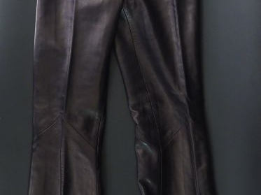 Jean-Claude JITROIS Pantalon évasé en cuir noir.  Cinq poches. Braguet