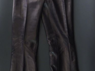 Vente aux enchères Jean-Claude JITROIS Pantalon évasé en cuir noir.  Cinq poches. Braguet