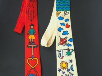 Vente aux enchères 	Jean-Charles de CASTELBAJAC Deux différentes cravates en soie, à déco