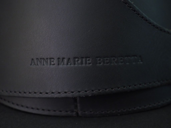Anne-Marie BERETTA Large ceinture en cuir noir.  Boucle en métal doré.