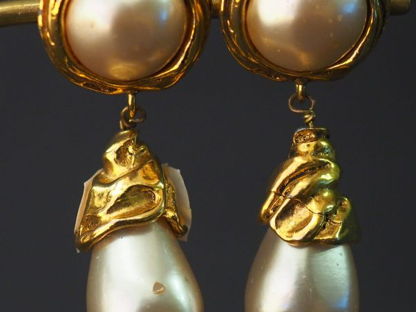 Christian LACROIX  Paire de clips d’oreilles en métal doré et perles d