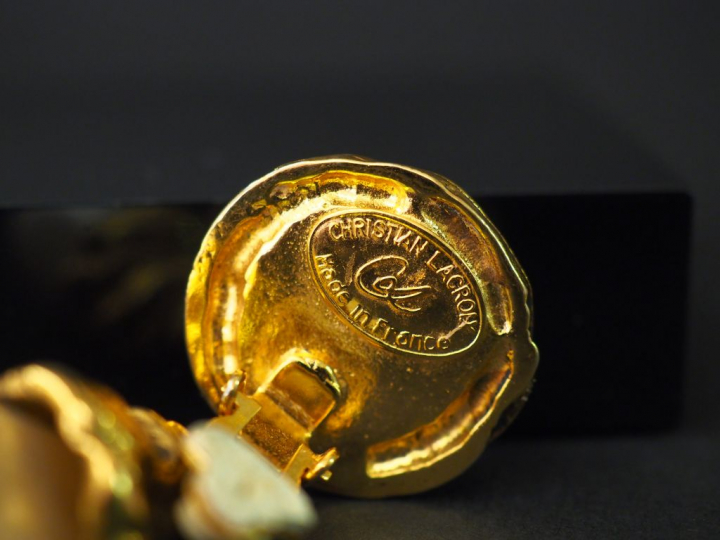 Christian LACROIX  Paire de clips d’oreilles en métal doré et perles d