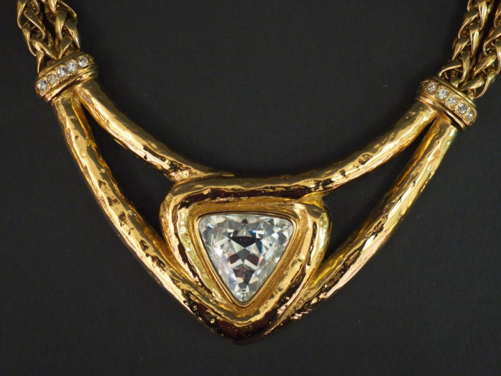 YVES SAINT LAURENT  Collier en métal doré serti en son centre d'un str