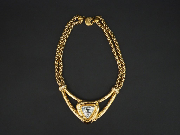 YVES SAINT LAURENT  Collier en métal doré serti en son centre d'un str