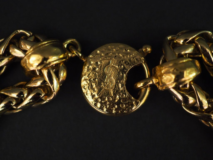 YVES SAINT LAURENT  Collier en métal doré serti en son centre d'un str