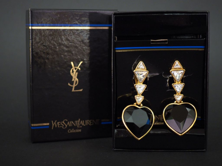 	YVES SAINT LAURENT  Paire de clips d'oreilles pendantes, serties de s