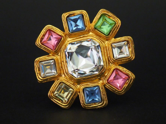 Vente aux enchères 	EDOUARD RAMBAUD Broche en forme d'étoile en métal doré et pierres fan