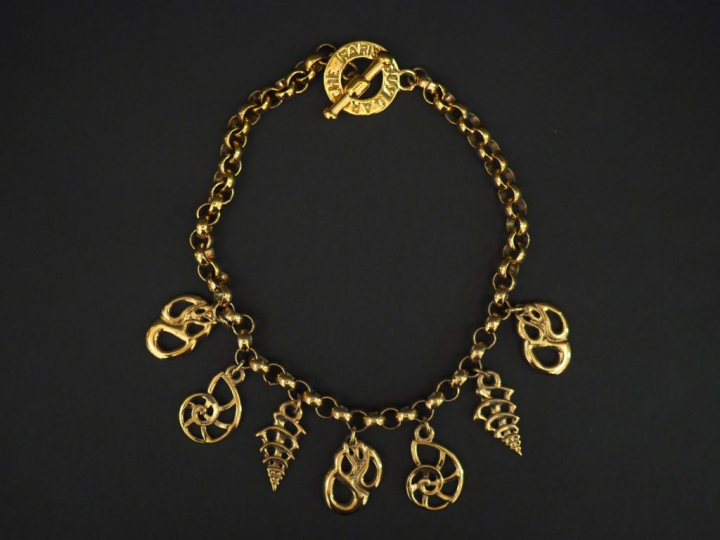 GUY LAROCHE. Collier en métal doré, à décor de pendeloques. Signé.