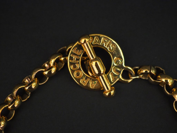 GUY LAROCHE. Collier en métal doré, à décor de pendeloques. Signé.