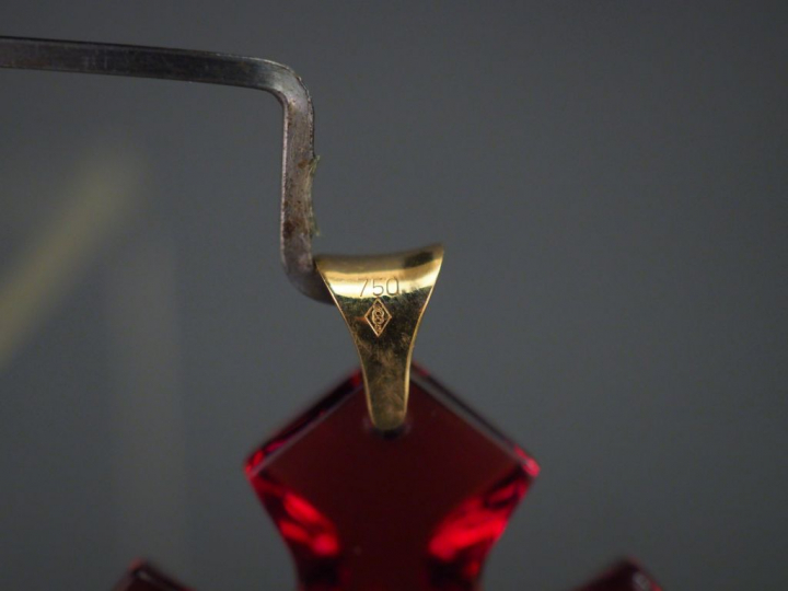 BACCARAT Pendentif croix en cristal rouge et jaune.  Bélière en or jau