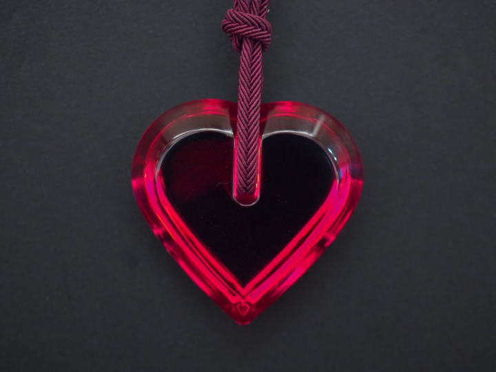 	BACCARAT Pendentif en forme de coeur en cristal rouge, retenu par un 