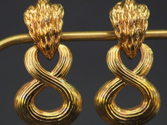 Vente aux enchères Paire de clips d'oreilles pendants en métal doré.