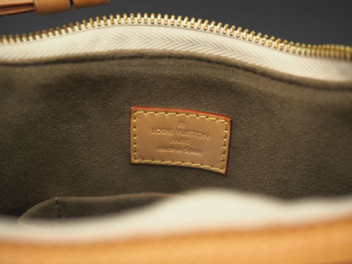 Louis VUITTON Sac porté épaule, modèle "Greta" en toile monogrammée po