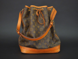 Vente aux enchères 	Louis VUITTON Sac seau, modèle "Noé" en toile monogrammée et cuir fau