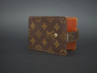 Vente aux enchères Louis VUITTON Porte-chéquier en cuir monogrammé. Attache latérale. Sig