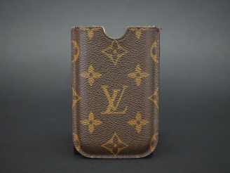 Vente aux enchères Louis VUITTON Etui pour téléphone portable en cuir monogrammé. 11.3 x 