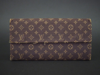 Vente aux enchères 	Louis VUITTON Portefeuille en toile monogrammée. Intérieur cuir.  Com