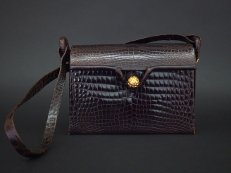 Vente aux enchères Lucienne MENTHAL Sac bandoulière en cuir marron. Fermeture à rabat agr