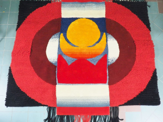 Vente aux enchères WEI ZHIXIONG. Grand panneau en laine polychrome avec un soleil au cent