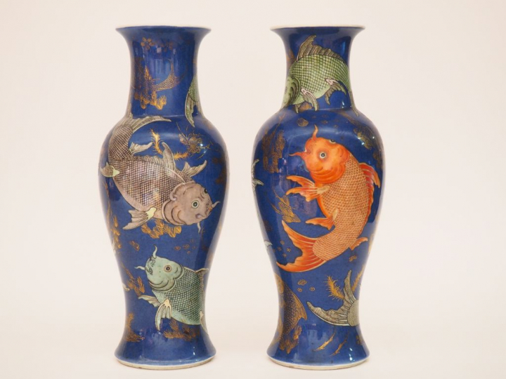 Paire de vases de forme balustre en porcelaine à décor en émaux polych