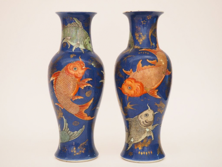 Paire de vases de forme balustre en porcelaine à décor en émaux polych