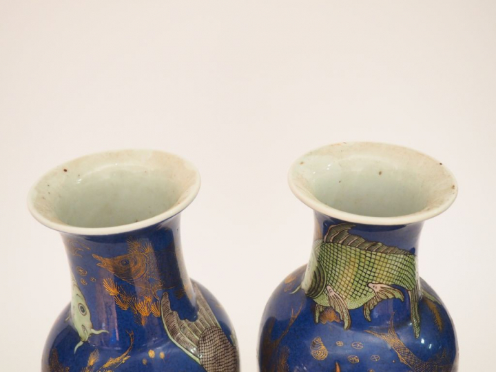 Paire de vases de forme balustre en porcelaine à décor en émaux polych