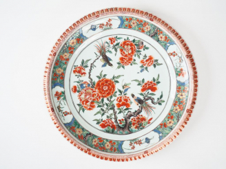 Vente aux enchères Grand plat en porcelaine et émaux famille verte, décor de faisans perc