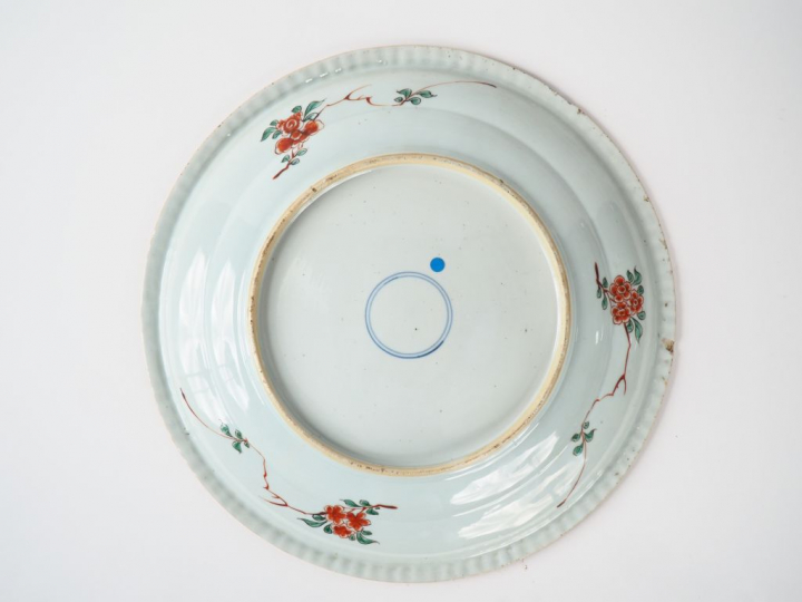 Grand plat en porcelaine et émaux famille verte, décor de faisans perc