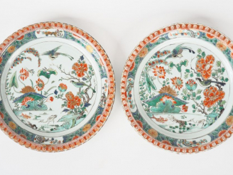 Vente aux enchères Paire de plats en émaux famille verte, décor d'un couple de faisans au