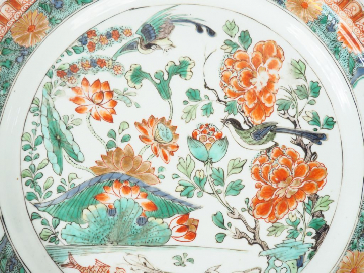 Paire de plats en émaux famille verte, décor d'un couple de faisans au