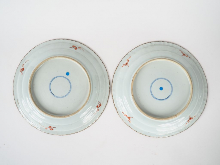 Paire de plats en émaux famille verte, décor d'un couple de faisans au