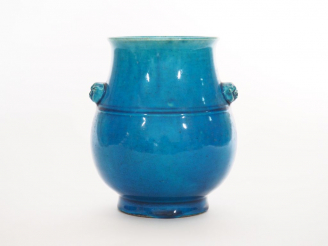 Vente aux enchères Vase Hu en biscuit émail bleu turquoise, col orné de deux têtes de fél