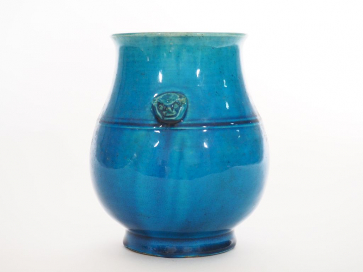 Vase Hu en biscuit émail bleu turquoise, col orné de deux têtes de fél