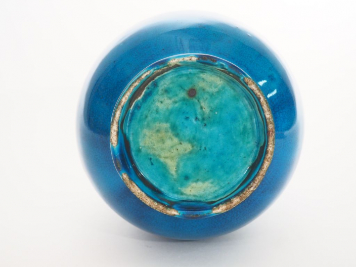 Vase Hu en biscuit émail bleu turquoise, col orné de deux têtes de fél