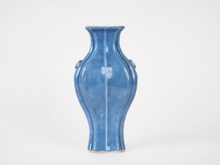 Chine, XVIIIe siècle,  Vase quadrangulaire à panse godronnée en porcel