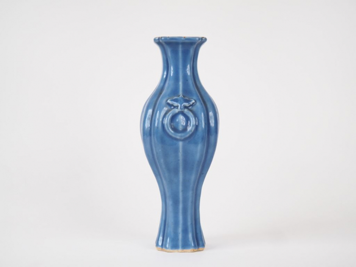 Chine, XVIIIe siècle,  Vase quadrangulaire à panse godronnée en porcel